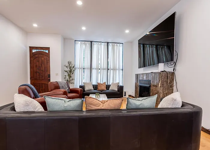 5-bedroom House In Pilsen Near Medical District *
