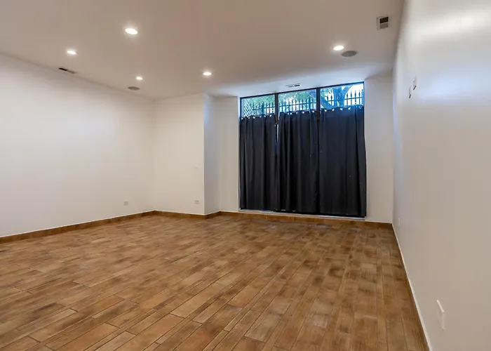 5-bedroom House In Pilsen Near Medical District Hébergement de vacances