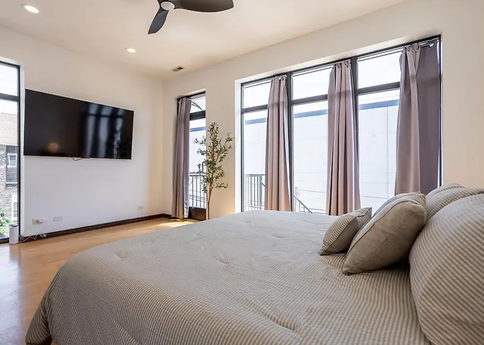 5-bedroom House In Pilsen Near Medical District Hébergement de vacances Chicago