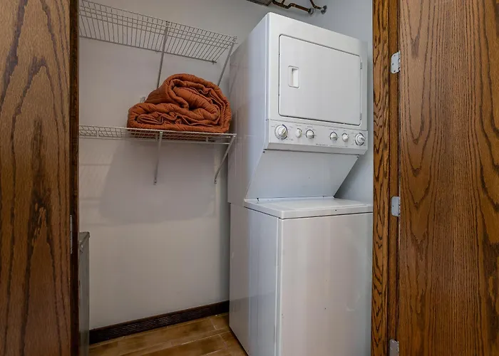 5-bedroom House In Pilsen Near Medical District Hébergement de vacances *