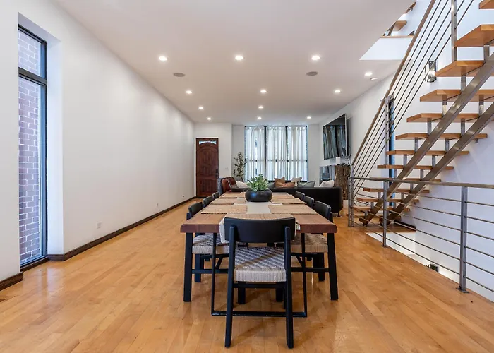 Hébergement de vacances 5-bedroom House In Pilsen Near Medical District *