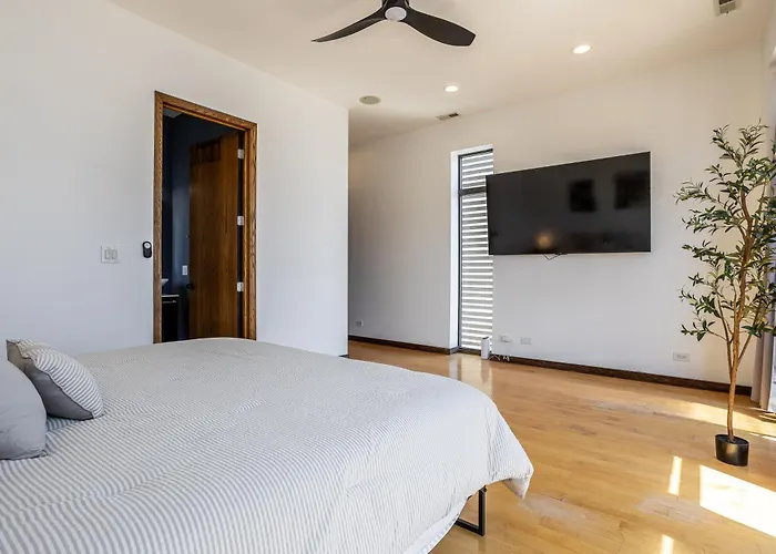 5-bedroom House In Pilsen Near Medical District